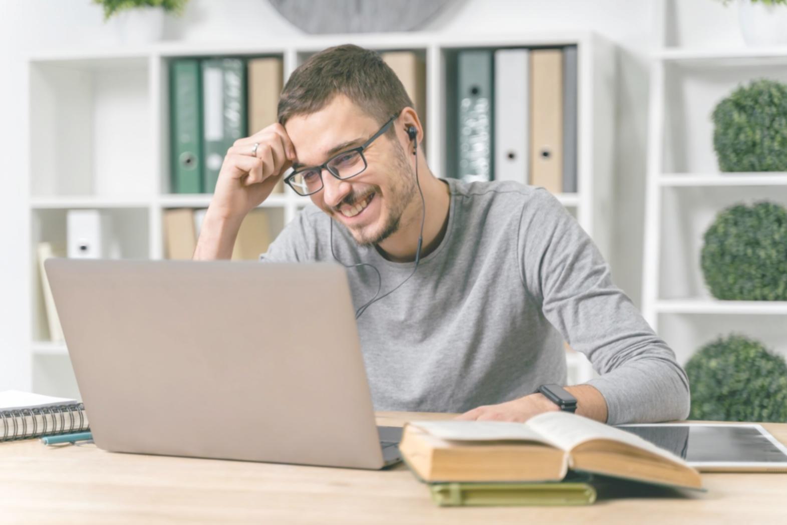 Estudiantes trabajando en caso real de solvencia